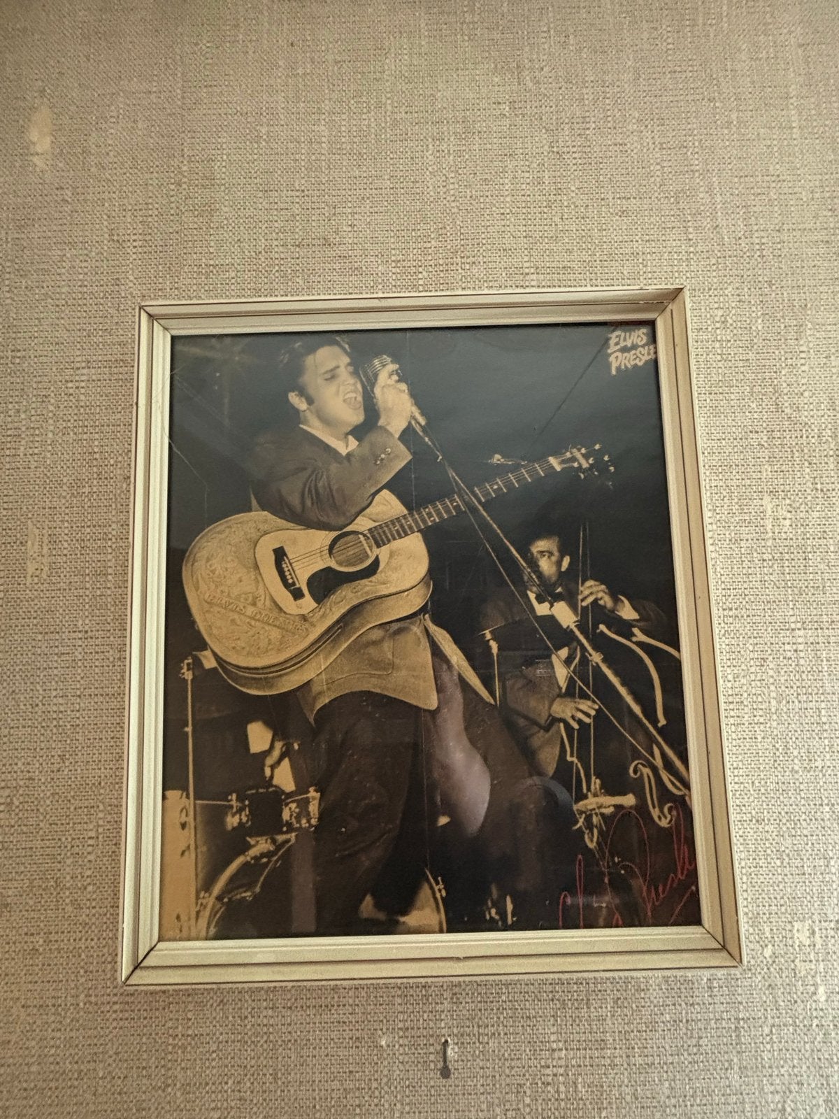 Ingelijste foto van Elvis Presley met gitaar en basist, Ophalen of Verzenden, Foto, Fotografie, Gesigneerd
