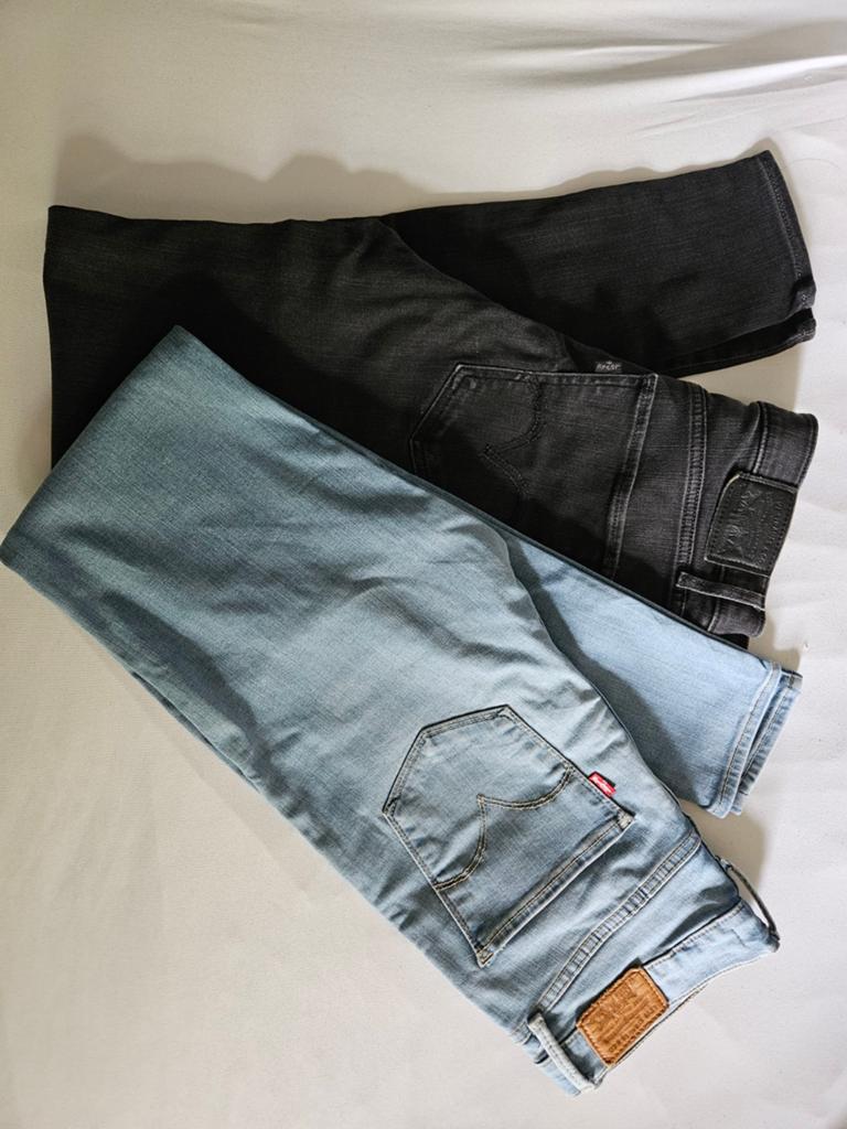 Levi's jeans maat W28 L32 - Zwart en Lichtblauw, Zwart, Ophalen of Verzenden, W28 - W29 (confectie 36), Gedragen