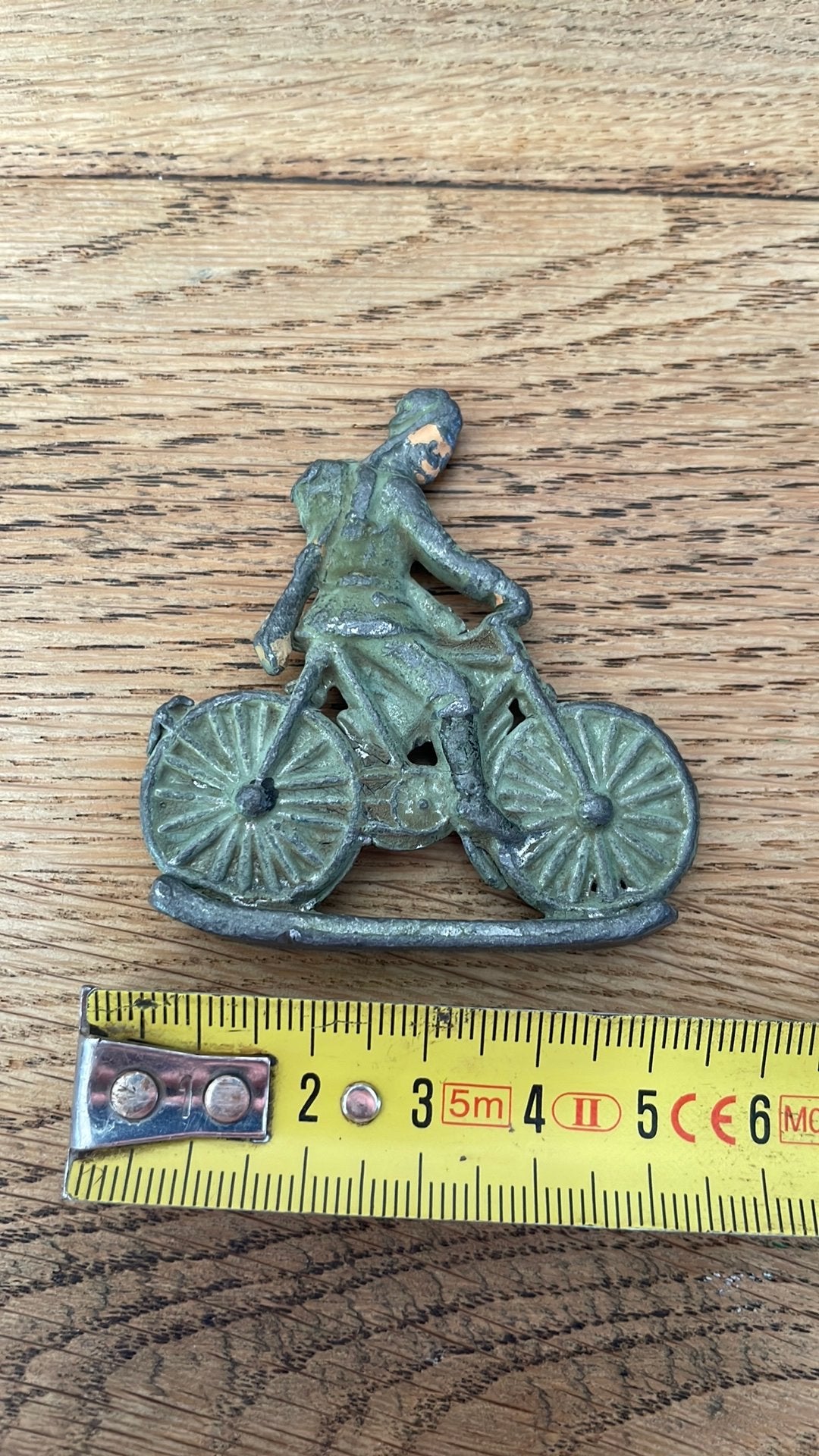Tinnen figuur, persoon (soldaat?) op fiets, Ophalen of Verzenden, Gebruikt