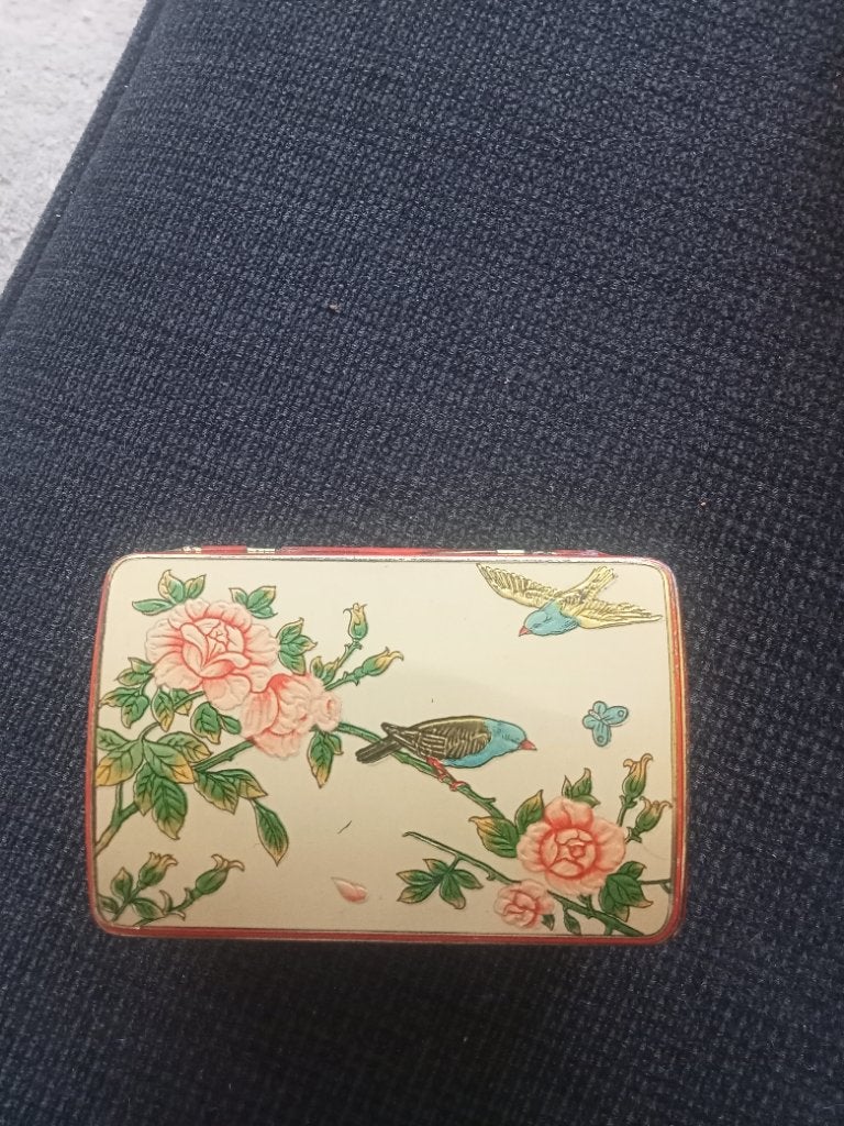 Thee blik met afbeeldingen vogels en rozen met reliëf, Verzamelen, Ophalen of Verzenden, Zo goed als nieuw, Overige, Overige merken