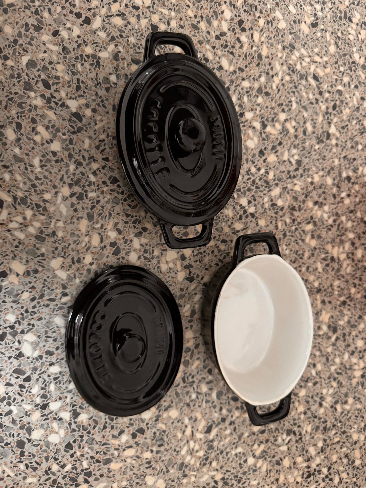 2x Zwarte Aardewerk Mini Cocotte Pannetjes - Nieuw, Huis en Inrichting, Ophalen of Verzenden, Nieuw, Steen/keramiek, Zwart