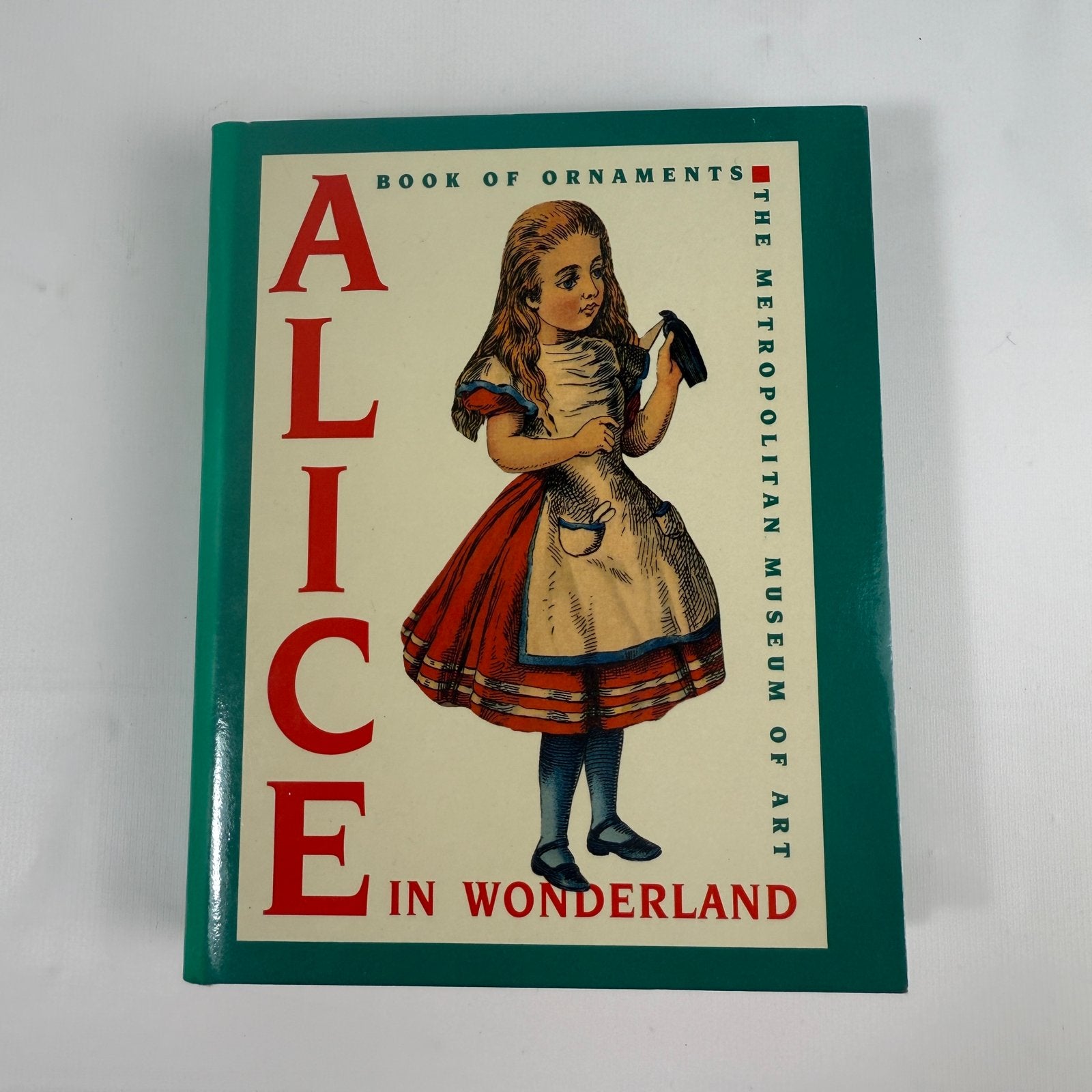 Alice in Wonderland Boek met Ornamenten - The Met Museum, Ophalen of Verzenden, Zo goed als nieuw, Amerika