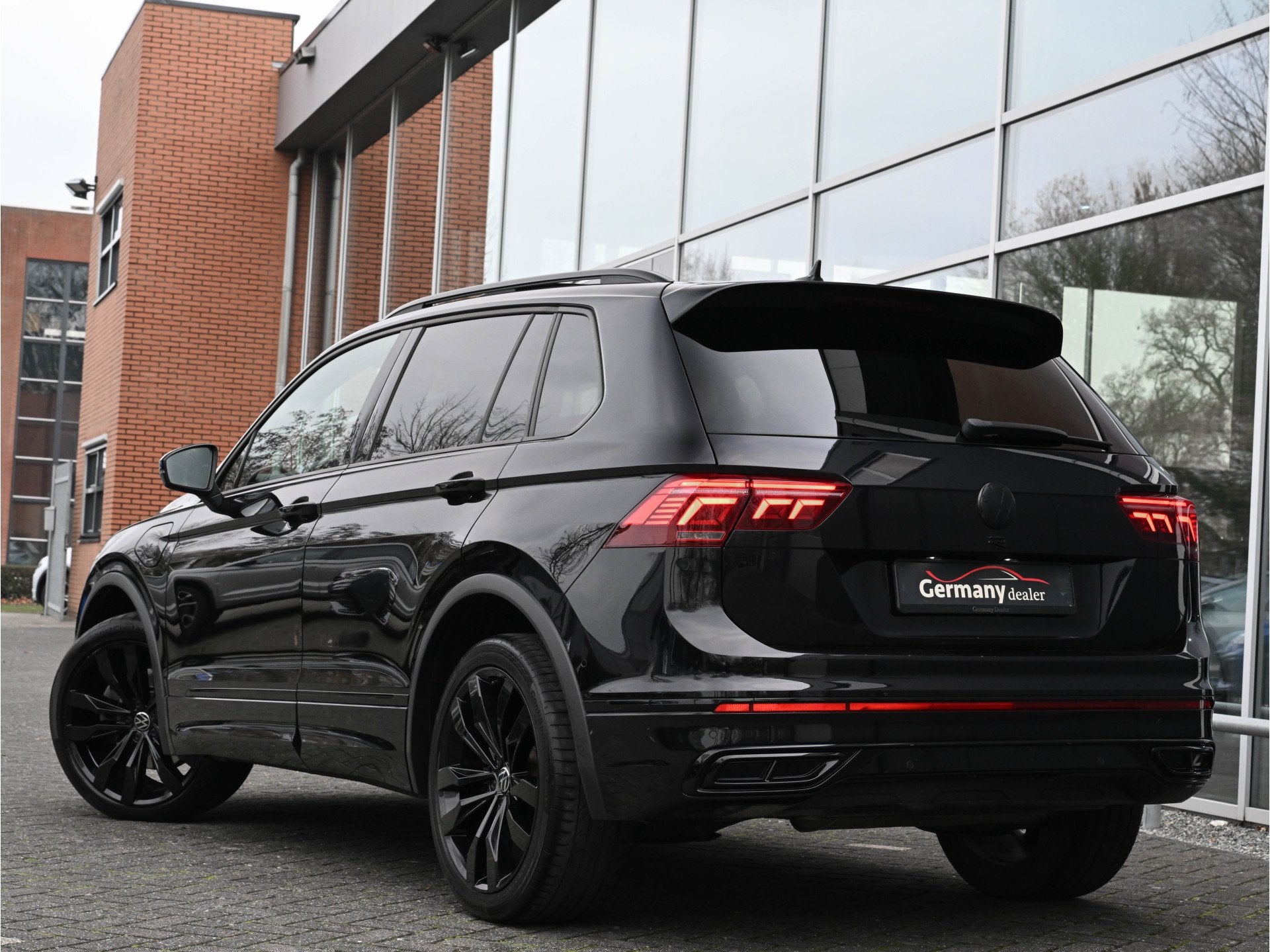 Volkswagen Tiguan 1.4TSI E-Hybrid 245pk R-Line Pano Head-Up, Auto's, Volkswagen, Stof, 4 cilinders, Met garantie (alle), Zwart