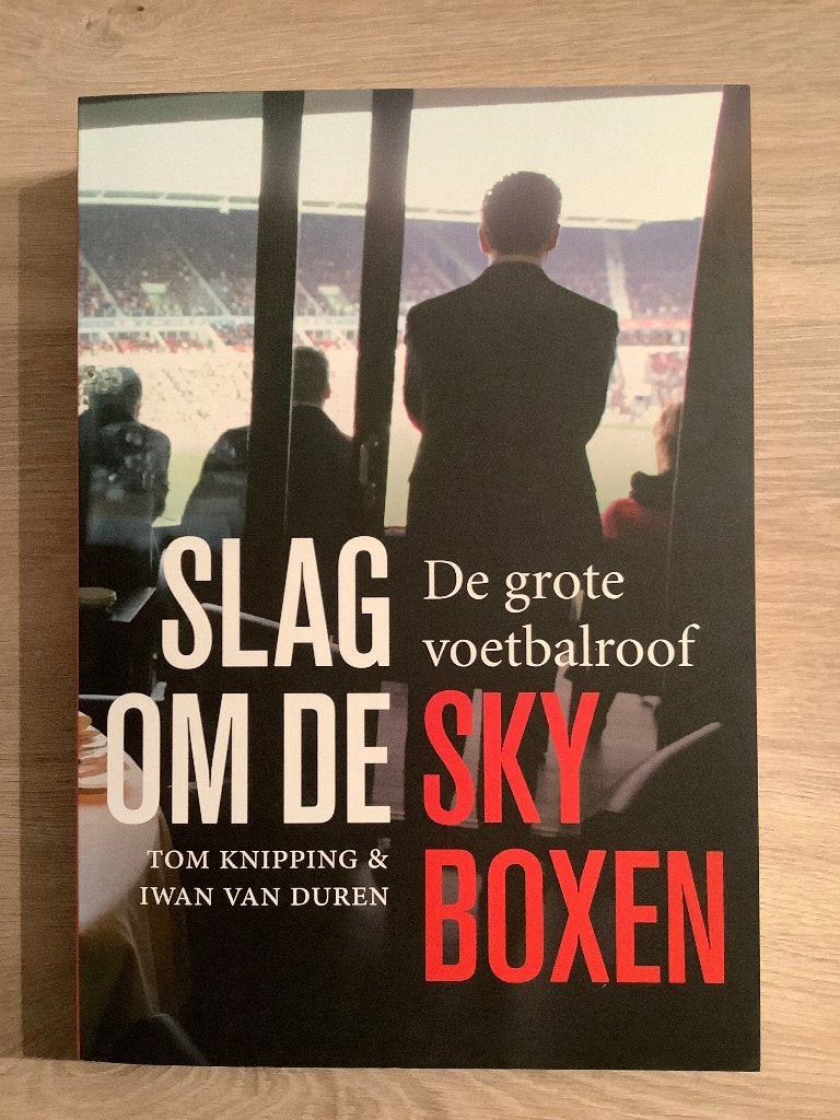 Slag om de skyboxen - de grote voetbalroof, Boeken, Tom Knipping & Iwan van Duren, Nieuw, Ophalen of Verzenden, Balsport