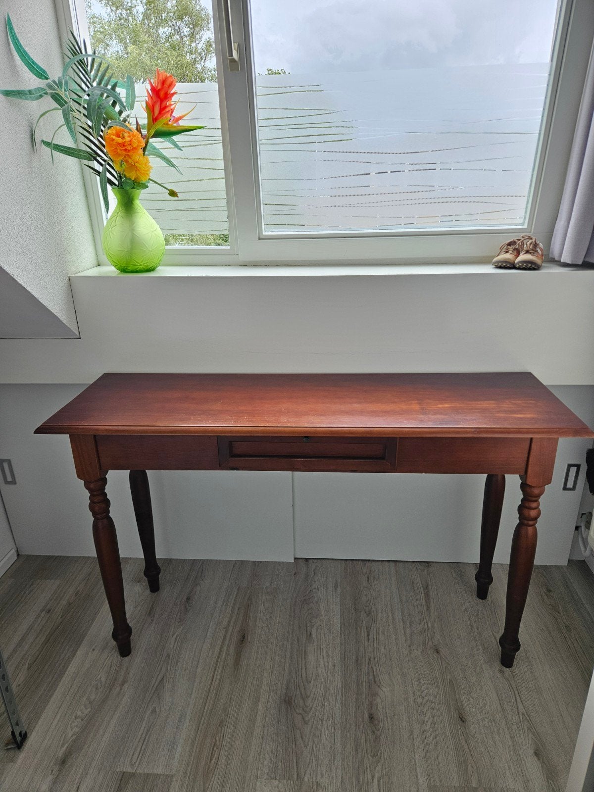 Leuke Sidetable  van donker hout, Huis en Inrichting, Tafels | Sidetables, 100 tot 150 cm, Ophalen of Verzenden, Zo goed als nieuw