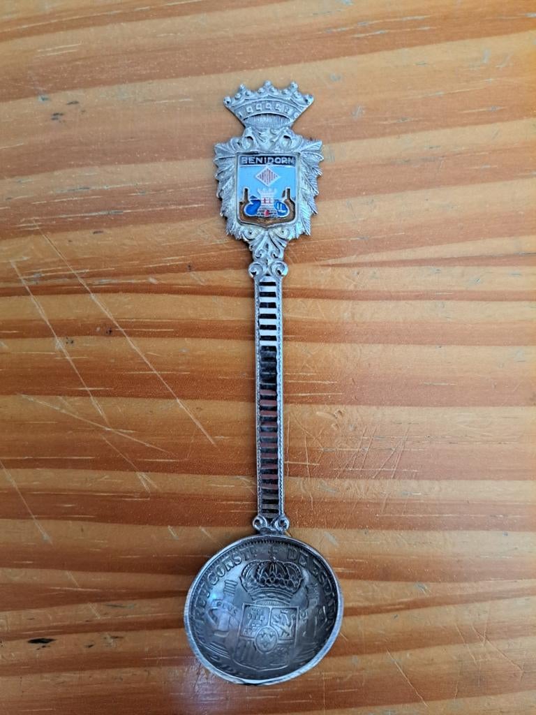 Verzilverde souvenirlepel Benidorm met 2 pesetas munt, Ophalen of Verzenden