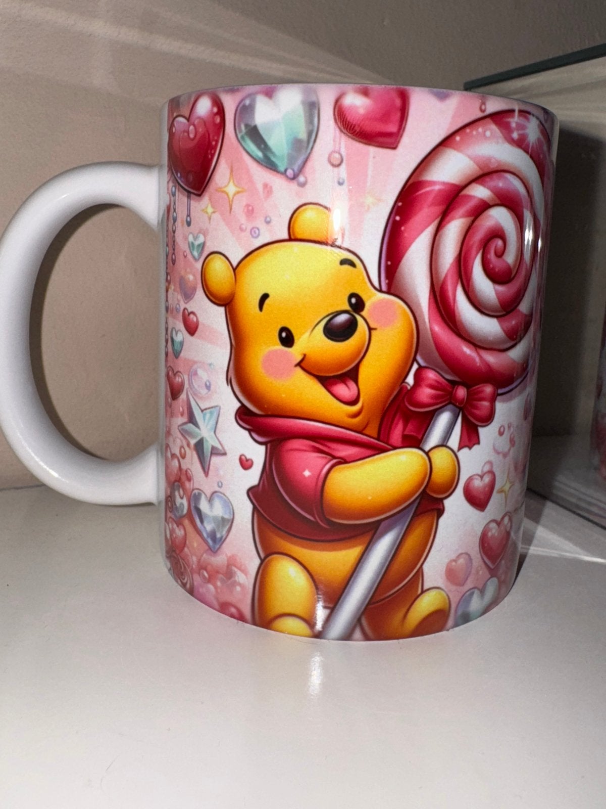 Nieuwe Winnie de Poeh Mok - Snoep en Harten Design, Keramiek, Nieuw, Ophalen of Verzenden, Overige stijlen