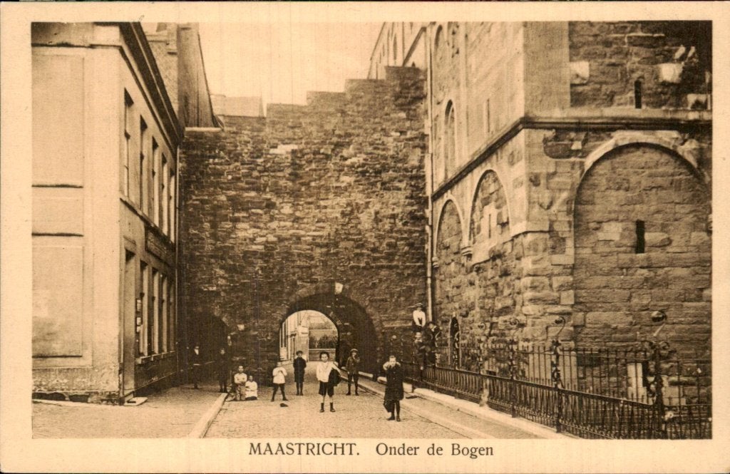 Maastricht - Onder de Bogen - Straatzicht, Ophalen of Verzenden, Voor 1920, Ongelopen, Limburg