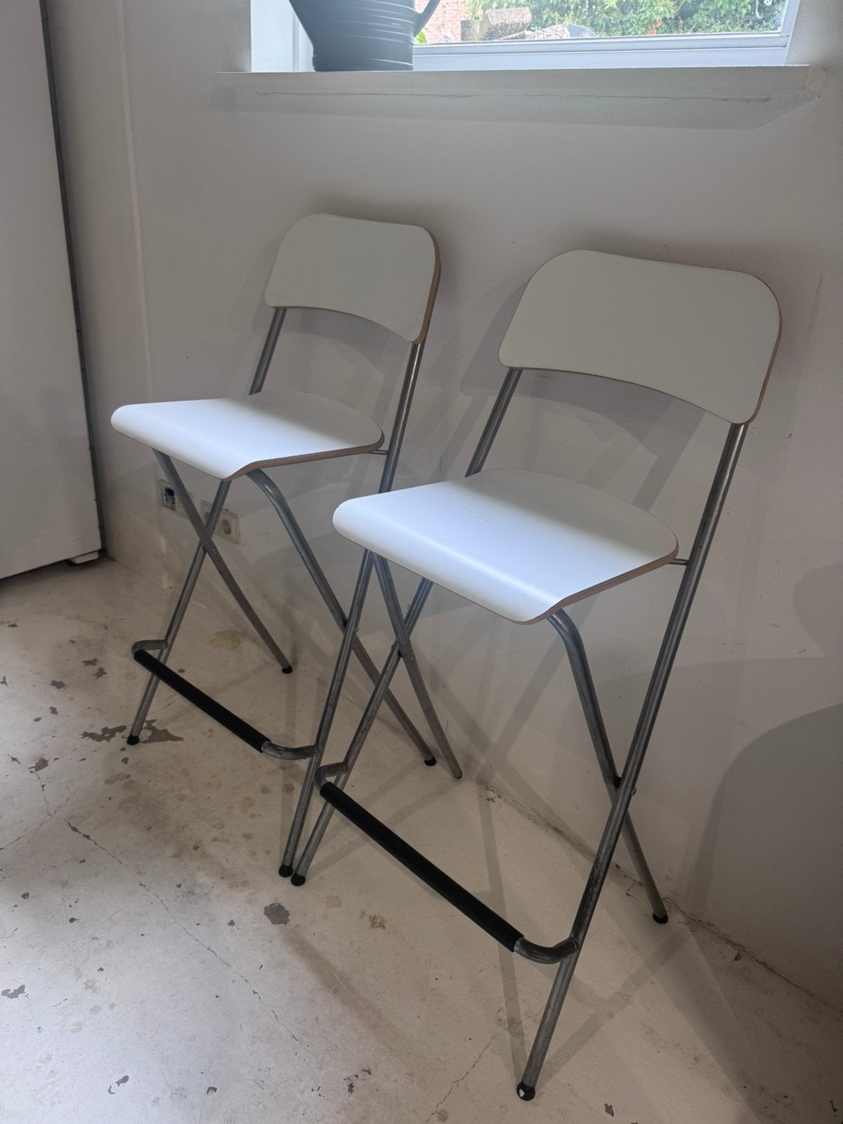 2 IKEA barkrukken – wit – inklapbaar, Ophalen, Gebruikt, Met voetsteun, 60 tot 90 cm