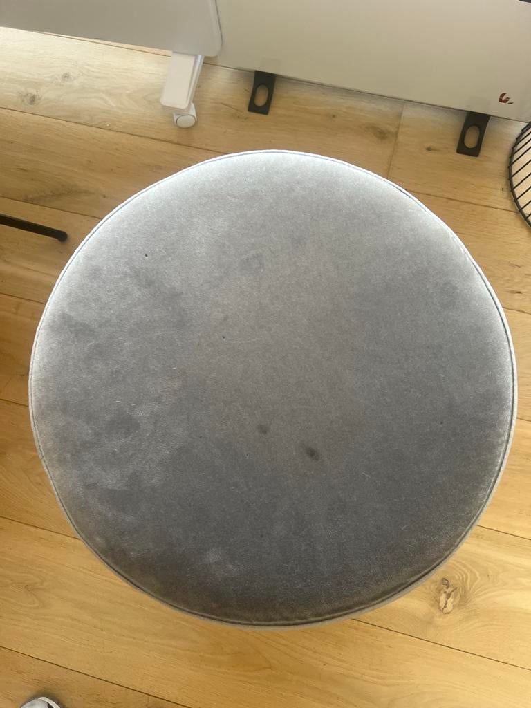 Ronde lichtgrijze poef - 40 cm breed, 47 cm hoog, Ophalen, Minder dan 50 cm, Rond, Zo goed als nieuw