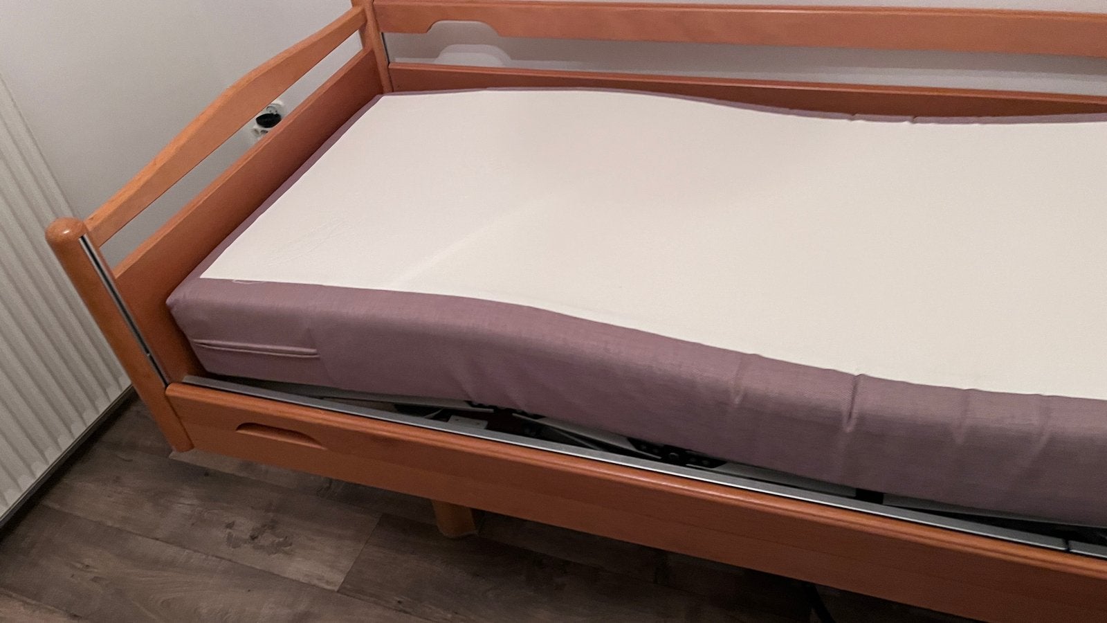 Te koop Fijn Hoog laag ziekenhuis bed ideaal voor oudere., Huis en Inrichting, Slaapkamer | Bedden, 90 cm, Eenpersoons, Bruin