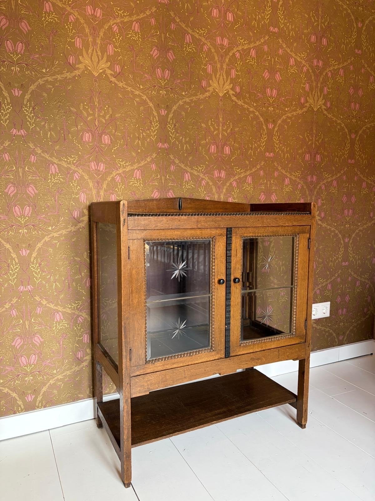 Vintage Art-Deco eikenhouten vitrinekast met stermotief glas, Ophalen