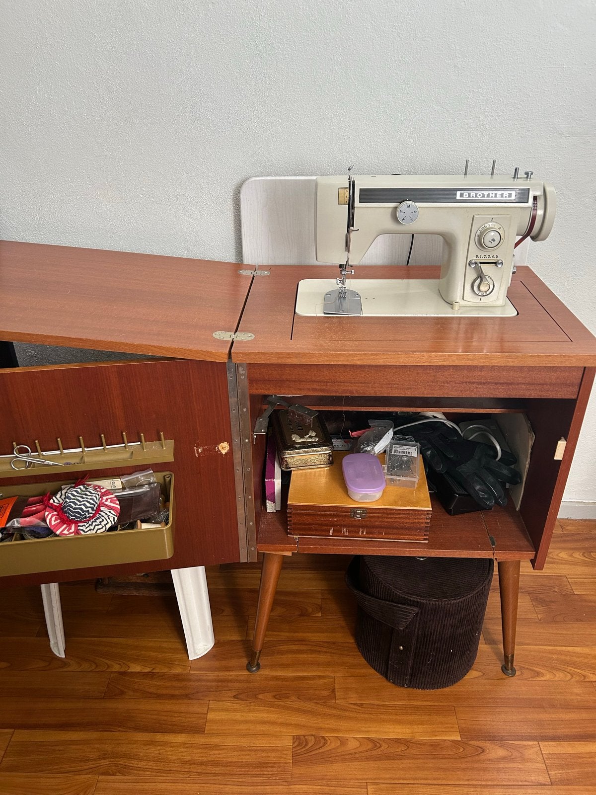 Vintage Brother naaimachine met meubel, Hobby en Vrije tijd, Naaimachines en Toebehoren, Ophalen, Gebruikt, Naaimachine, Brother