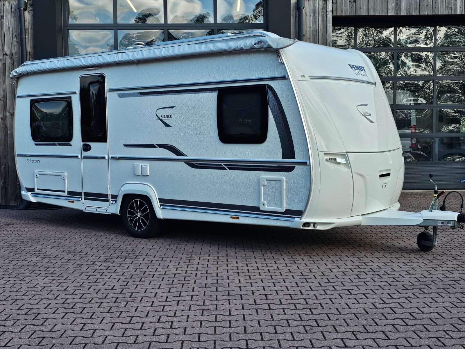 Fendt Bianco Selection 465 SFB | Voortent/luifel WIGO Rolli, Caravans en Kamperen, Caravans, Kachel, Rondzit, 7 tot 8 meter, Bedrijf