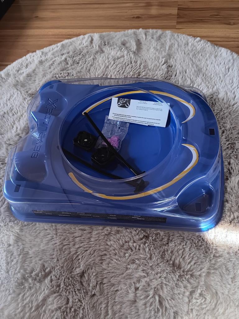NIEUW Beyblade X Drop Attack Stadium + Launchers, Ophalen, Nieuw