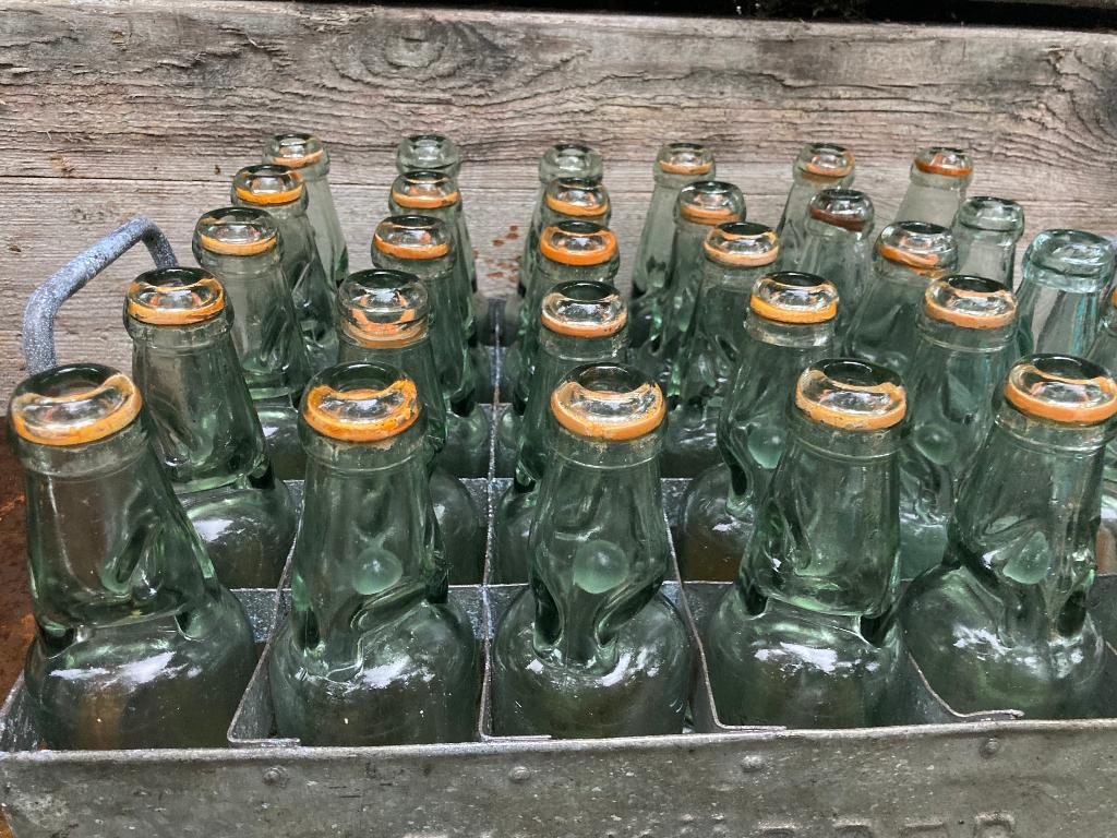 Oud metalen krat met kogelflessen, Antiek en Kunst, Curiosa en Brocante, Ophalen