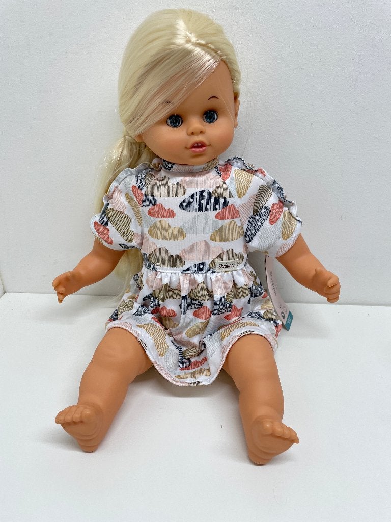 Skrallan babypop met blond haar en schattig jurkje, Ophalen of Verzenden, Nieuw, Babypop