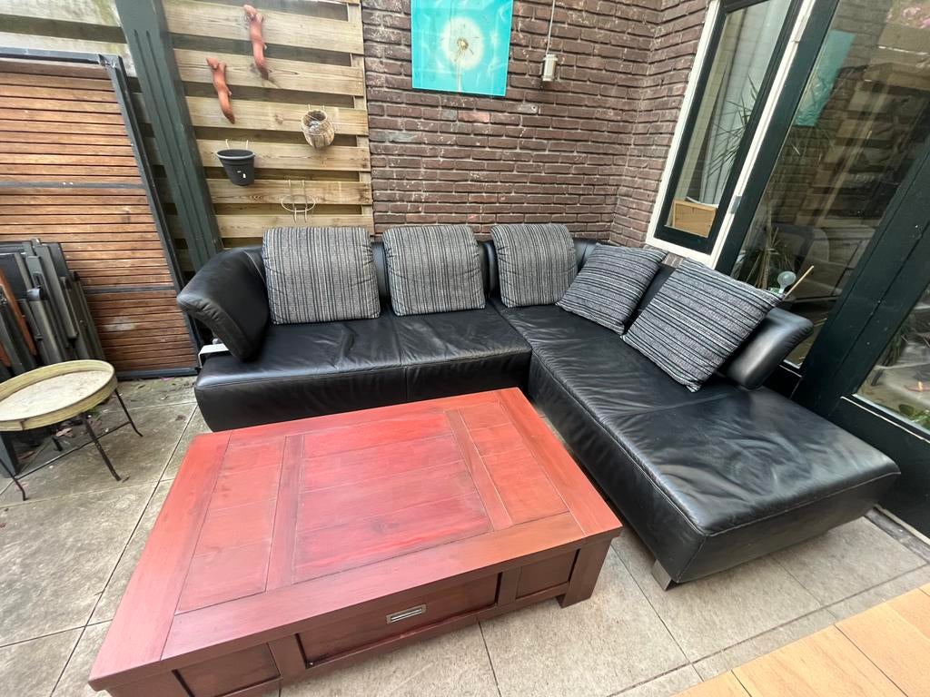 Zwarte leren bank met kussens en salontafel, Ophalen, Gebruikt, Leer