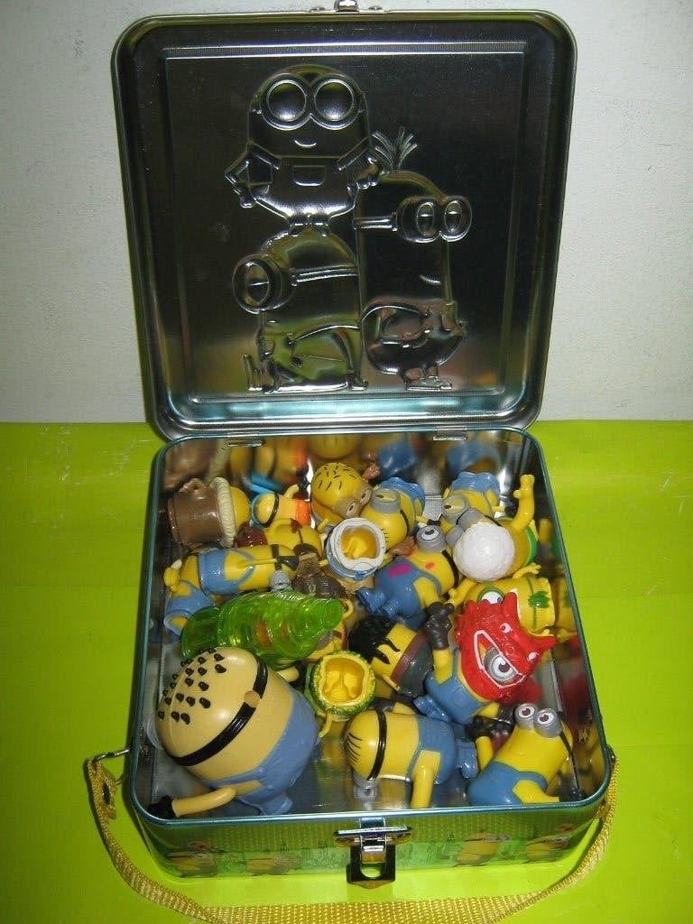 MINIONS POPPETJES IN MINIONS KOFFERTJE OPBRENGST VOEDSELBANK, Ophalen, Gebruikt