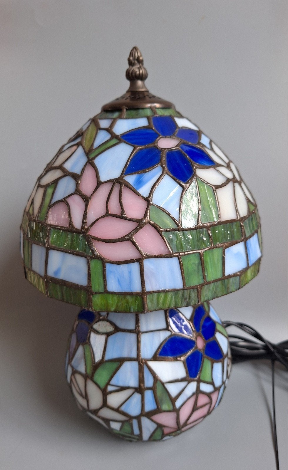 Prachtige tafellamp glas in lood Tiffany stijl
35 x 21 cm, Gevondenengemaakt@gmail.com, Meerkleurig, Tiffanny, Tiffanny
