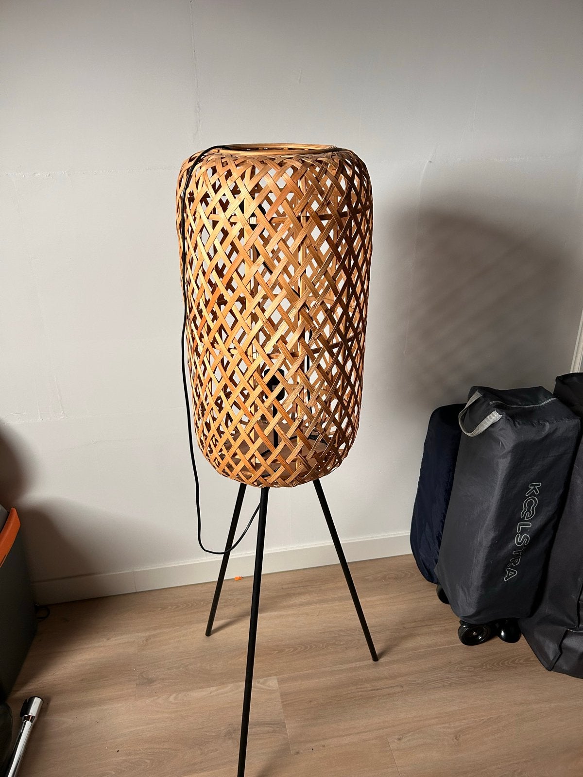 Rotan lamp Kwantum op driepoot, Huis en Inrichting, Lampen | Vloerlampen, Verzenden, 100 tot 150 cm, Natuurlijk materiaal, E27 (groot)