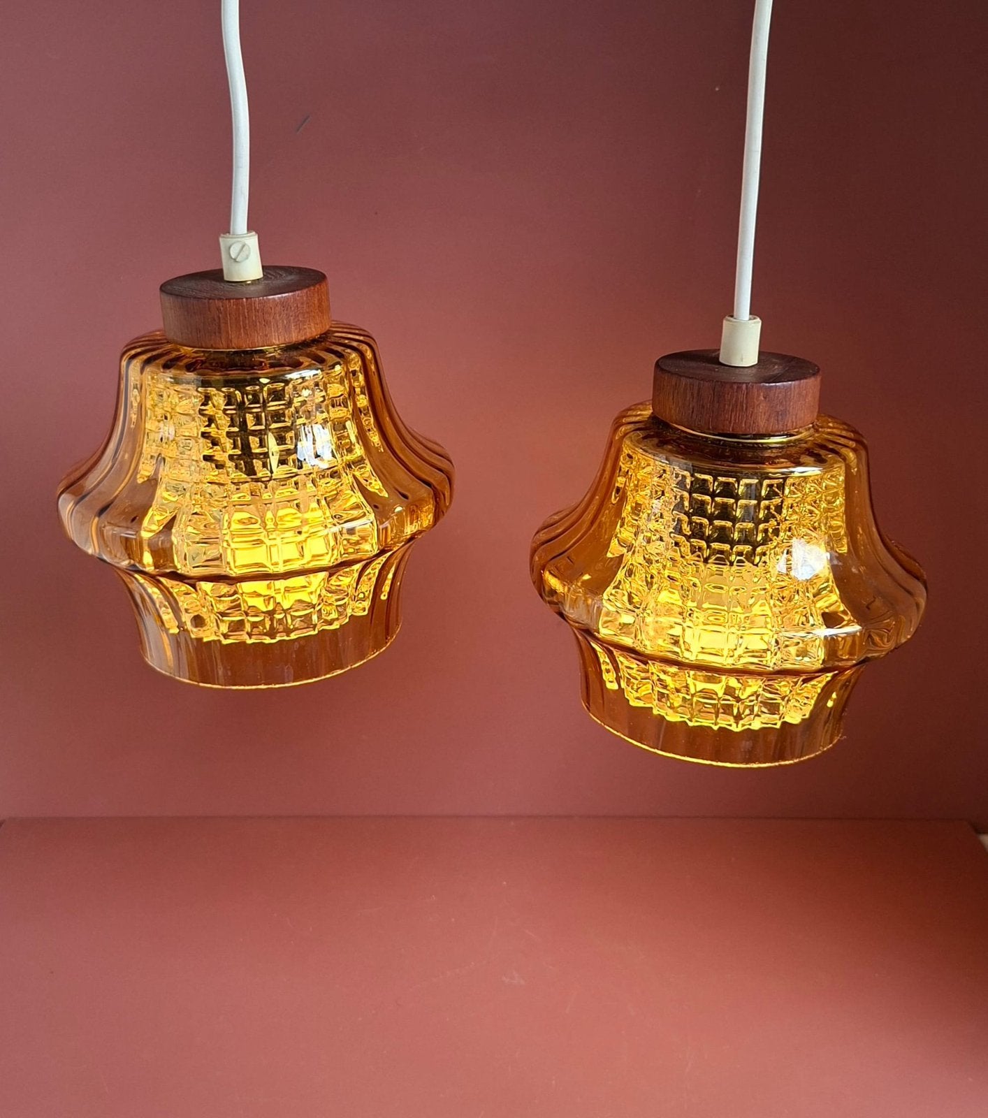Vintage Hanglampjes Teak en Amberglas, Huis en Inrichting, Ophalen of Verzenden, Zo goed als nieuw, Glas
