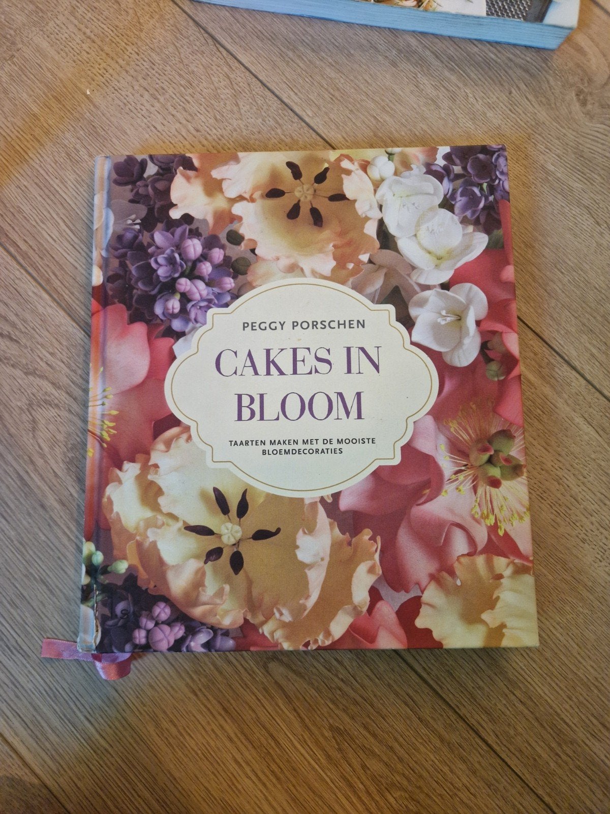 Cakes in Bloom - Taarten maken met bloemdecoraties, Boeken, Kookboeken, Ophalen of Verzenden, Zo goed als nieuw, Peggy Porschen