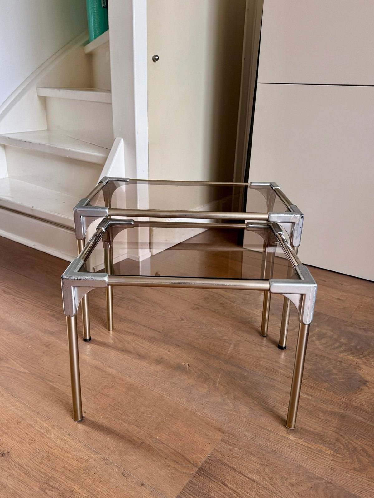 Vintage Mimiset Bijzettafels – Rookglas - Chroom / Messing, Ophalen, Minder dan 45 cm, Minder dan 55 cm, Gebruikt