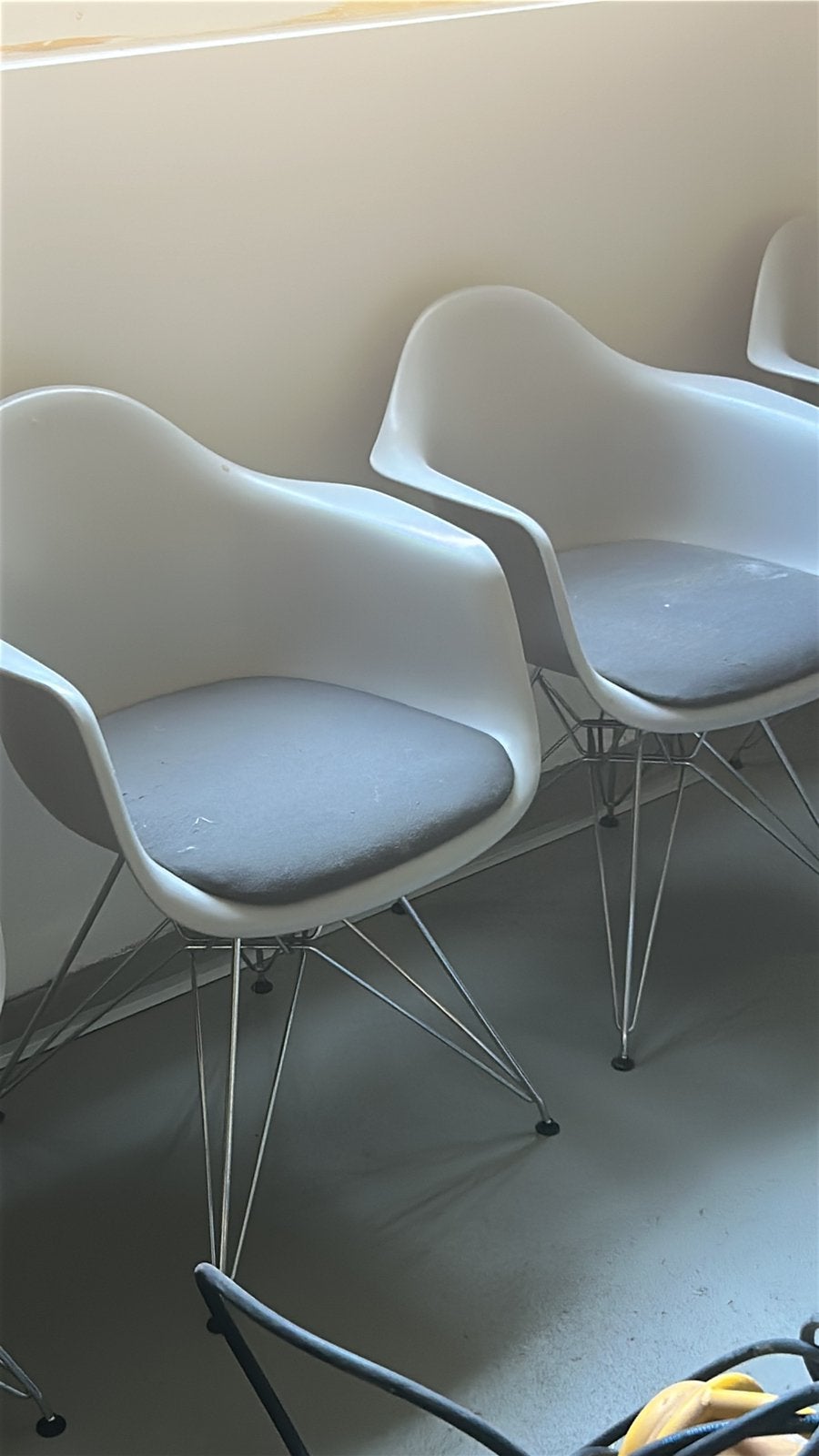 Vitra Eames armchair - 4 stuks, Huis en Inrichting, Stoelen, Ophalen, Kunststof, Wit, Zo goed als nieuw