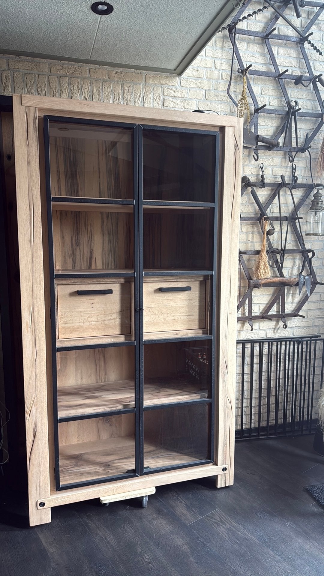 Te koop Henders en Hazel vitrine kast met metaal deur frame, Ophalen, 100 tot 150 cm, Zo goed als nieuw, Eikenhout