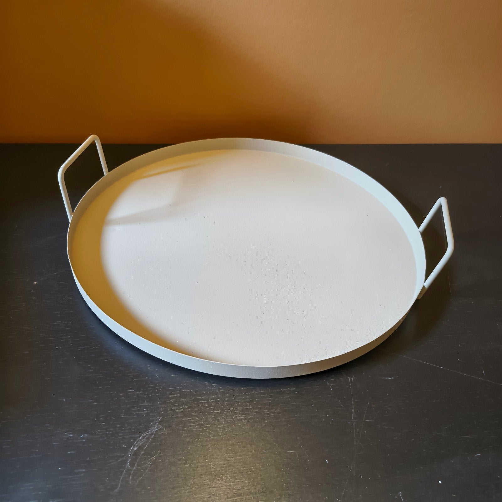 Beige metalen dienblad - Rond - 35cm diameter, Gebruikt, Ophalen of Verzenden, Onbekend, Dienblad