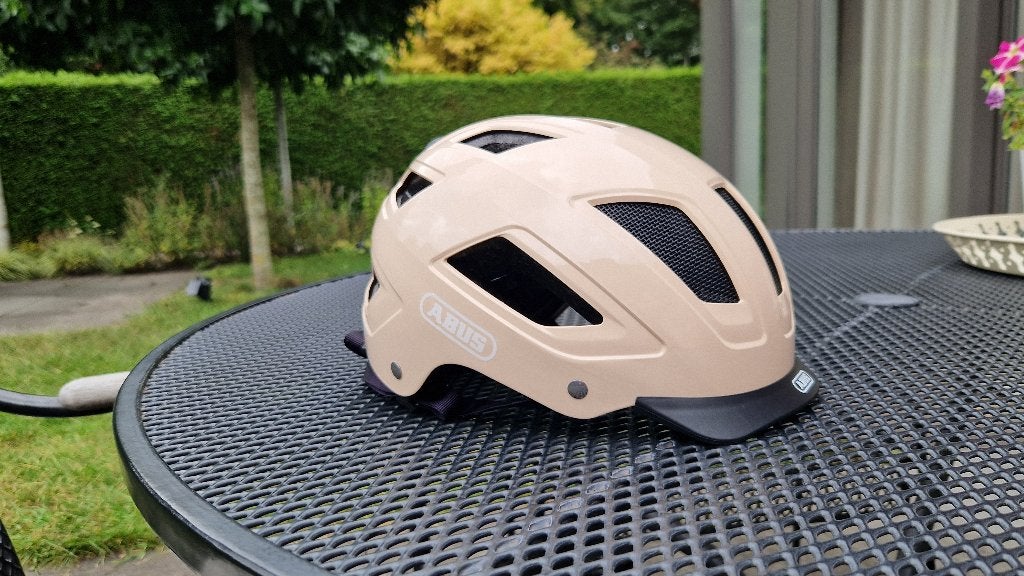 Fietshelm, merk Abus kleur beige, Fietsen en Brommers, Fietsaccessoires | Fietshelmen, M, Ophalen of Verzenden, Zo goed als nieuw