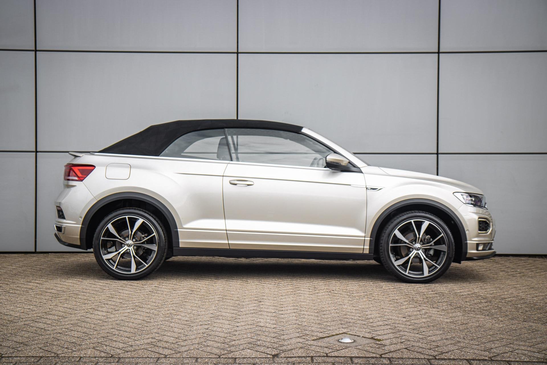 Volkswagen T-Roc Cabrio 1.5 TSI 150pk DSG R-Line | Achteruit, Auto's, Volkswagen, 12 maanden, Stof, 4 cilinders, 4 stoelen