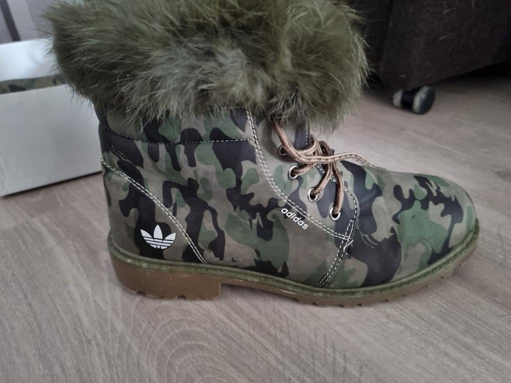 Adidas camouflage laarzen met bont, Adidas, Lage of Enkellaarzen, Ophalen of Verzenden, Zo goed als nieuw