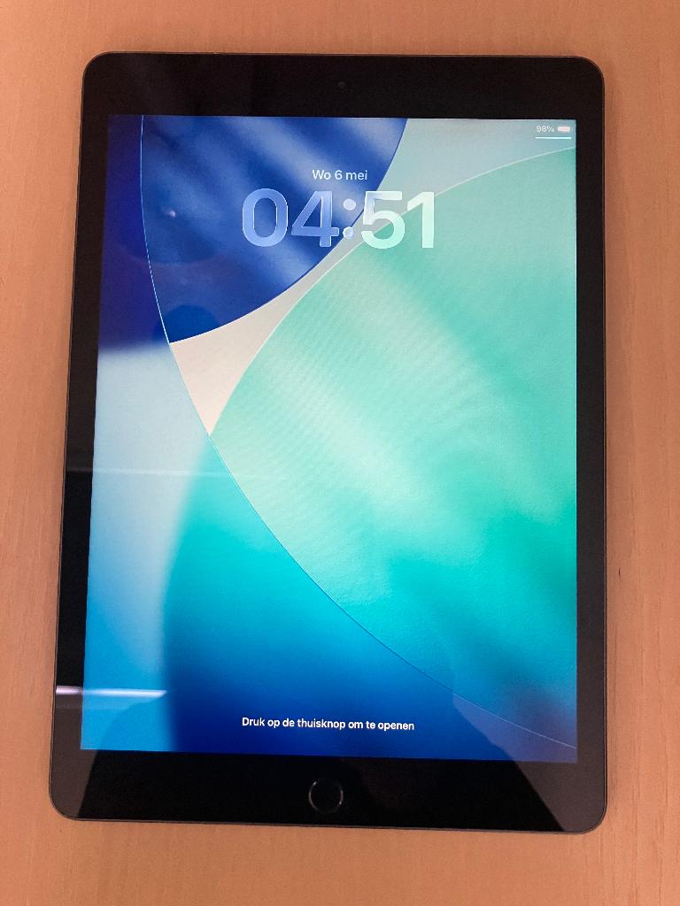 IPad 8th generation WiFi, Computers en Software, Apple iPads, Apple iPad, Zo goed als nieuw, 128 GB, Grijs