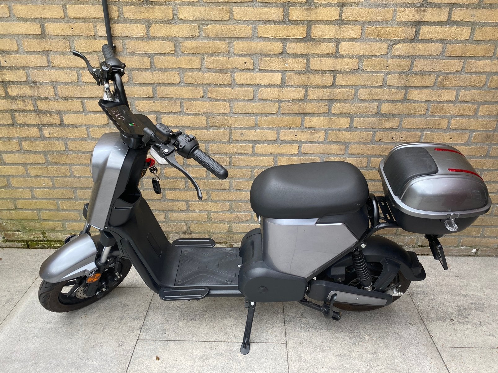 Jonway Elektrische Scooter. NEWSTAAT - 2021 - ALARM - KOFFER, Ophalen, Zo goed als nieuw