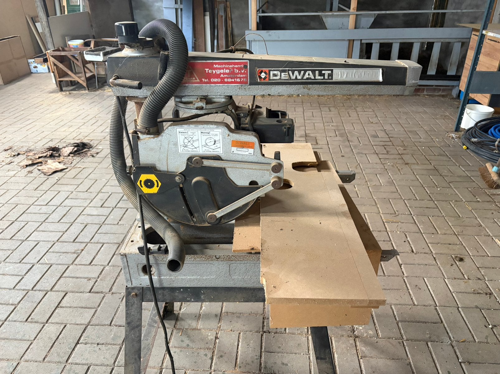 DeWalt afkortzaag 230V, Ophalen, 70 mm of meer, Zo goed als nieuw, Afkortzaag