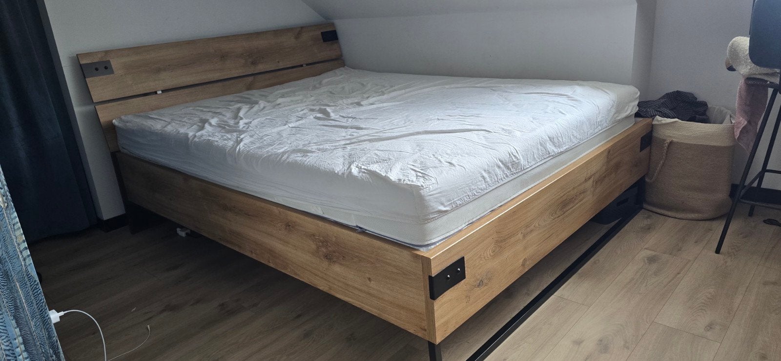 Tweepersoonsbed met houten frame en metalen onderstel, Huis en Inrichting, Slaapkamer | Bedden, Ophalen, Gebruikt, Bruin, Tweepersoons