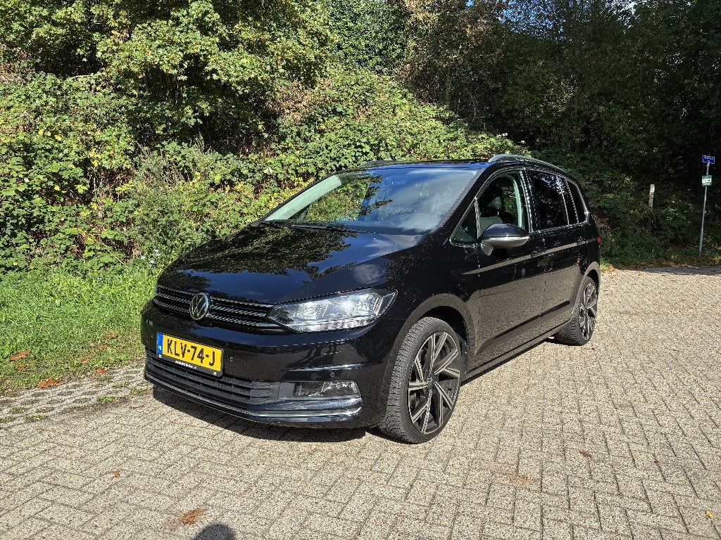 Volkswagen Touran 1.5 TSI DSG Highline | 7-zits | Pano, 15 km/l, 1498 cc, Zwart, 4 cilinders