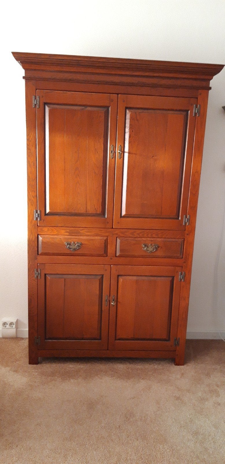 Massief houten kast (Schuitema) met 4 deuren en 2 lades, Ophalen, Gebruikt, Klassiek, Kersenhout