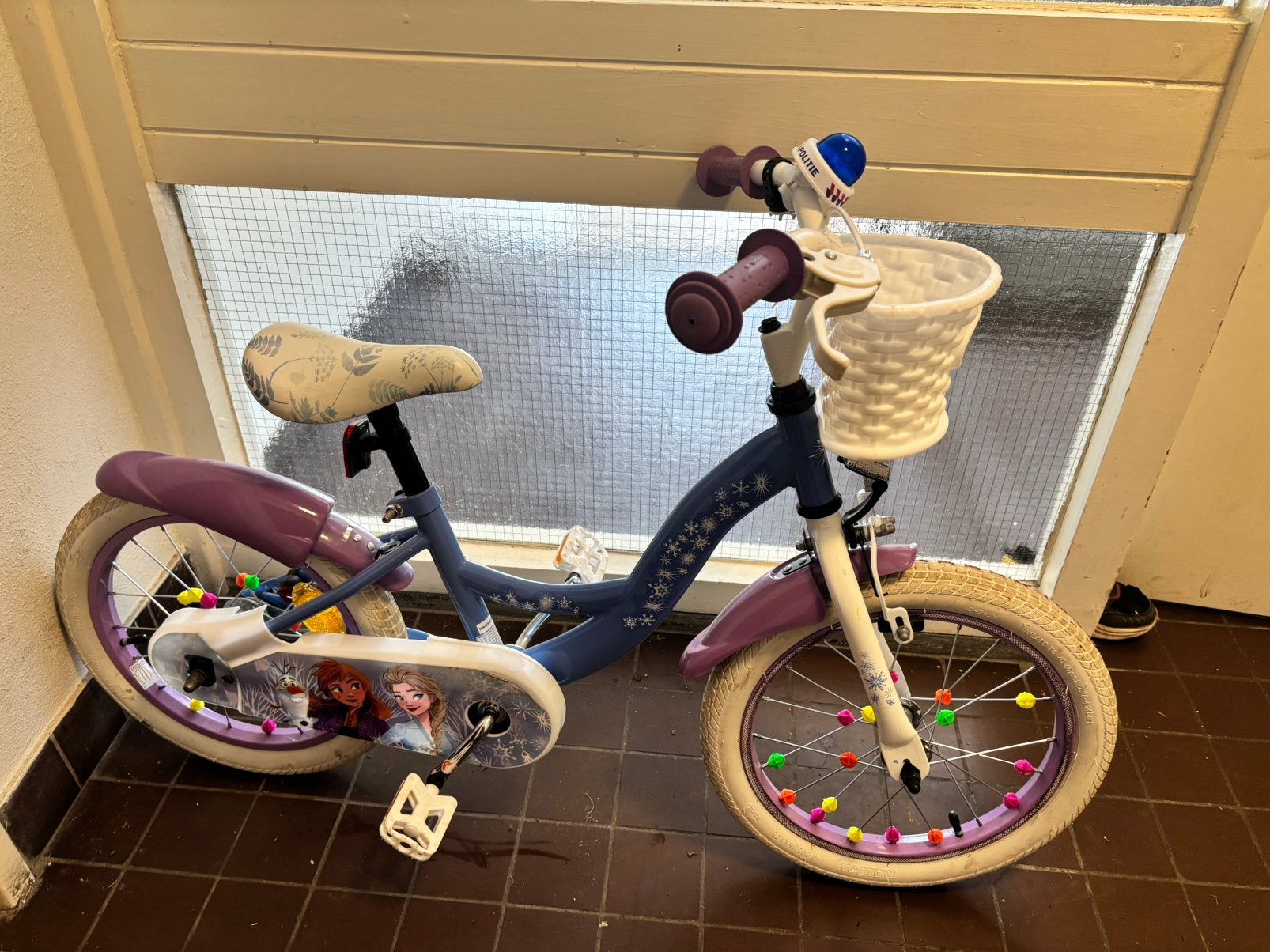 Kinderfiets Frozen 16 inch met zijwieltjes en mandje, Fietsen en Brommers, Fietsen | Kinderfietsjes, Ophalen, Zijwieltjes, Velgrem