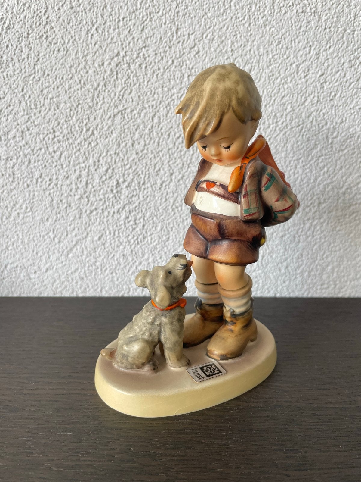 Hummel beeldje: Jongen met hondje - Zo goed als nieuw, Verzamelen, Ophalen of Verzenden, Zo goed als nieuw, Hummel