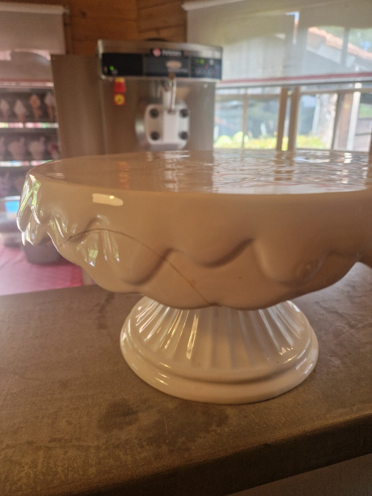 Riviera Maison taartschaal - Ø 28 cm, H 15 cm, Huis en Inrichting, Keuken | Keukenbenodigdheden, Ophalen, Gebruikt, Steen/keramiek