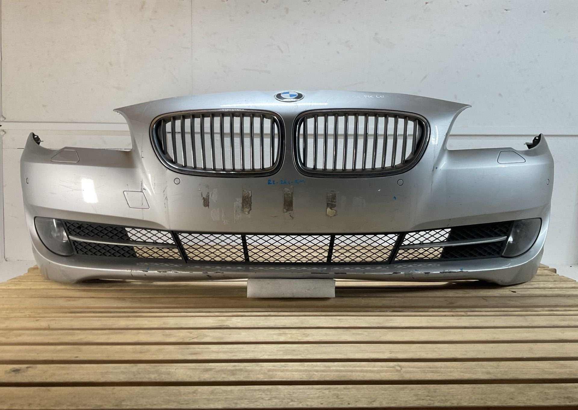 Bumper BMW 5 Serie F10 F11 Pre LCI 09-13 Voorbumper R2-261RM, Petuelring 130
80788  Munich, DE, Gebruikt, Voor, Info@bmw.de