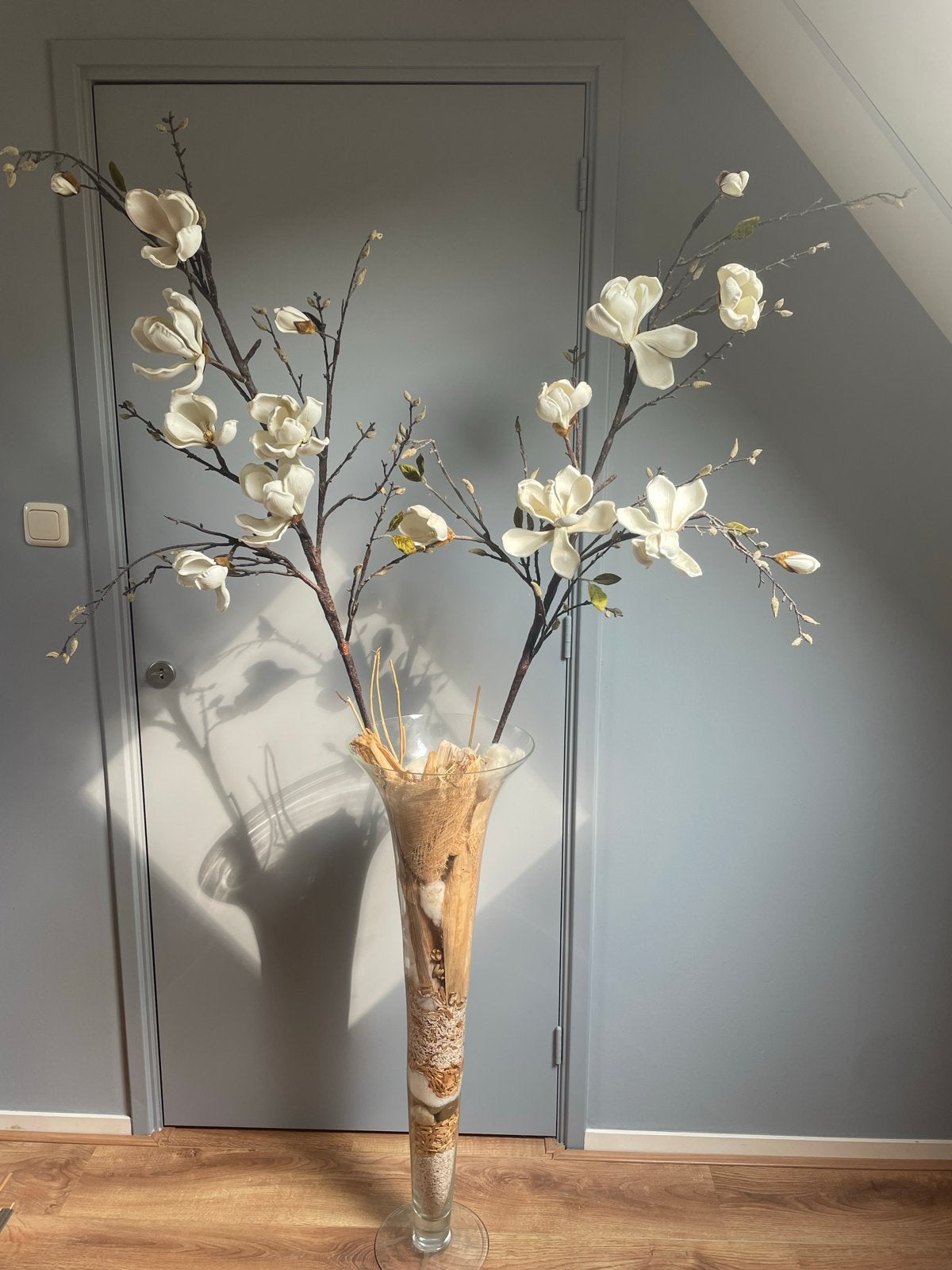 Grote glazen vaas 97cm hoog met decoratie en magnolia takken, Ophalen, Transparant, Inclusief decoratie, Glas