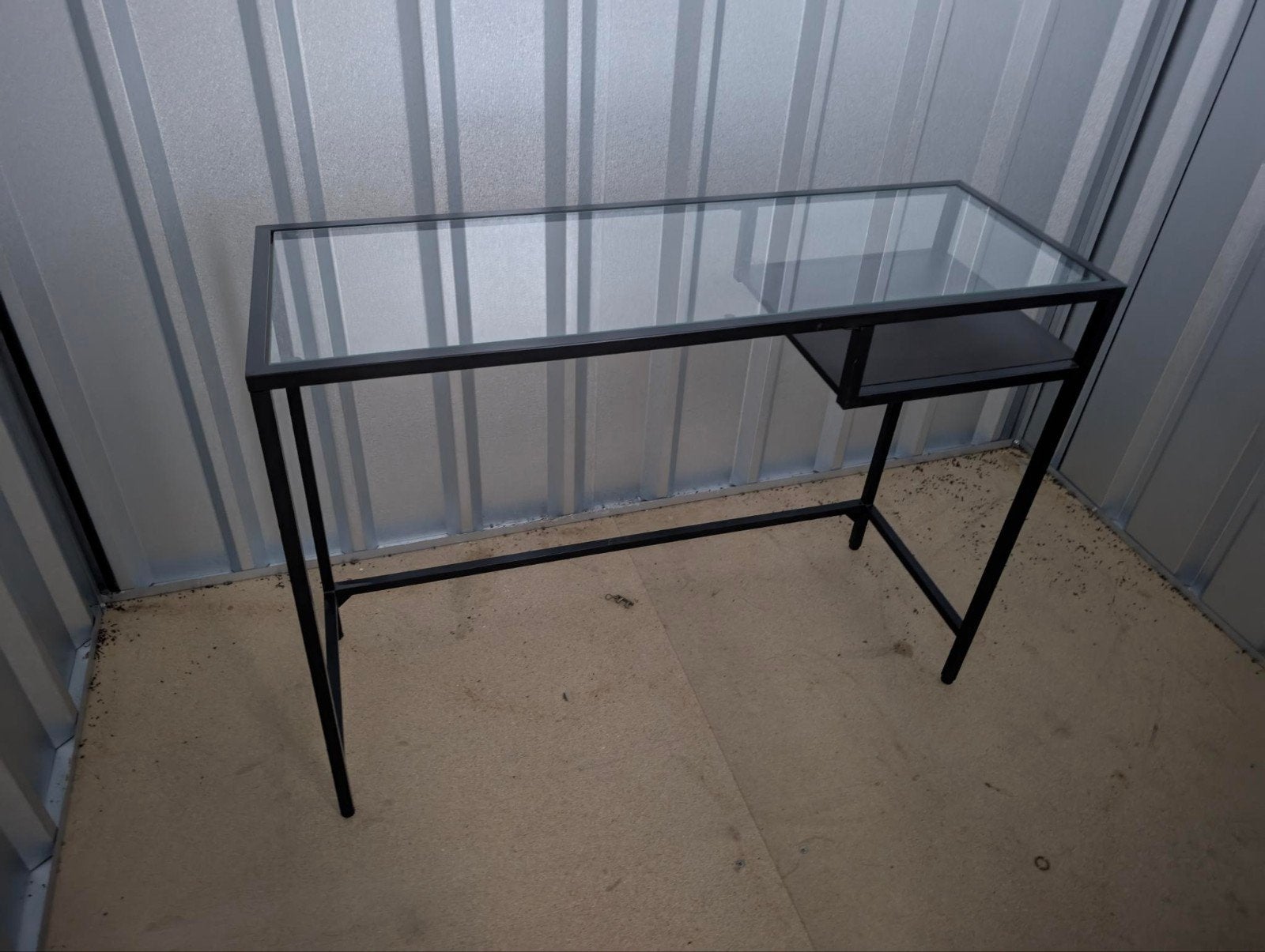 IKEA VITTSJÖ laptoptafel met glasplaat en opbergplank, Huis en Inrichting, Ophalen, Zwart, Metaal, Zo goed als nieuw