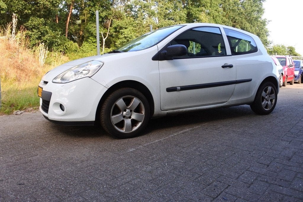 Renault Clio 1.2 Acces 224 dkm N.A.P. nw apk 2-7-2027, Auto's, Voorwielaandrijving, Euro 5, 4 cilinders, Origineel Nederlands