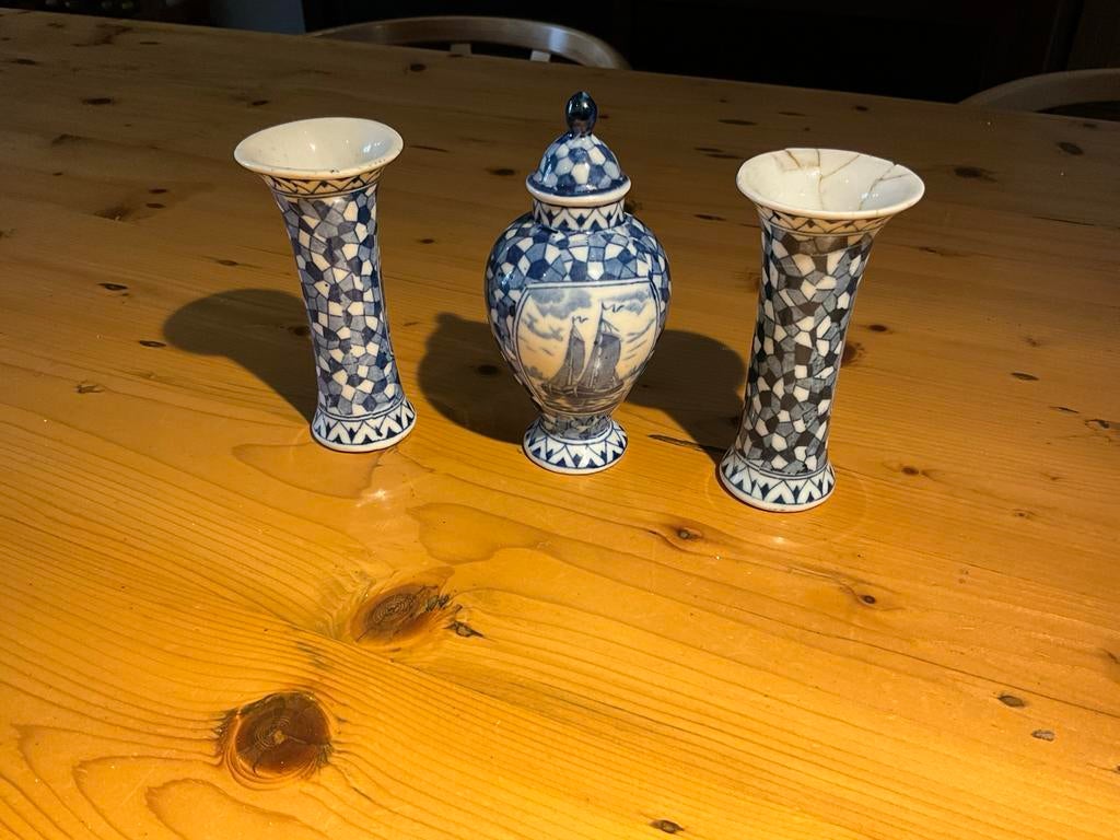 Delfts blauw driedelig kaststel vaasjes set - beschadigd, Ophalen