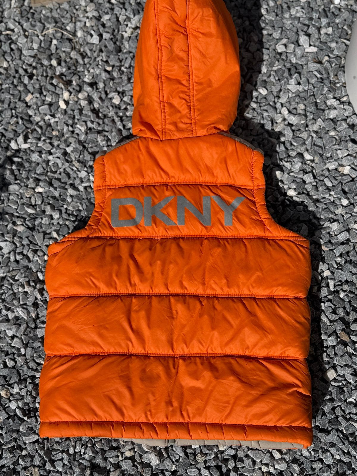 DKNY Oranje Bodywarmer 7 jaar, Kinderen en Baby's, Ophalen of Verzenden, Gebruikt, Jongen of Meisje