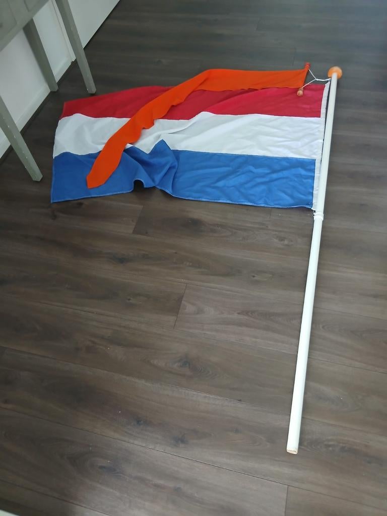 Nederlandse vlag met stok en wimpel, Ophalen